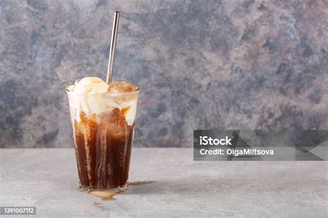 Es Krim Amerika Mengapung Dengan Minuman Ringan Foto Stok Unduh