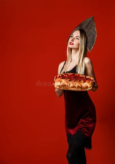 Portrait D Une Jeune Belle Blonde Tenant Une Tarte Aux Cerises Faite Maison D Licieuse Image