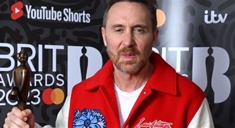 David Guetta dévoile ses abdos saillants à la plage le bikini de sa