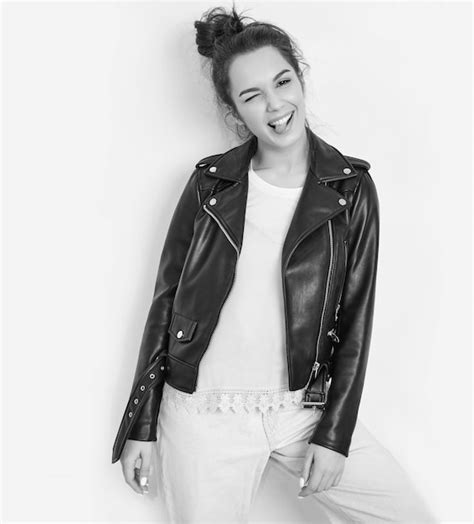 Portrait De Jeune Fille Brune Belle Fille Modèle Avec Maquillage Nude Portant Une Veste En Cuir