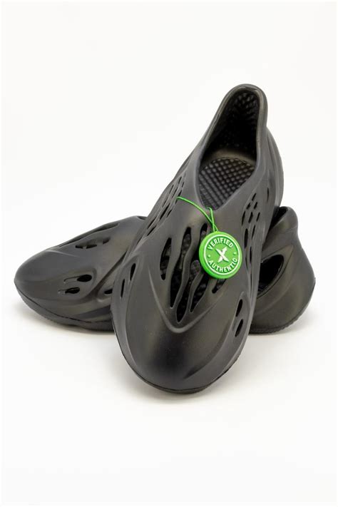 Купить Мужские шлепки Adidas Yeezy RNNR Black. Стильные мужские тапки ...