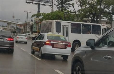 Urbano se queda sin frenos y choca en La Boticaria de Boca del Río