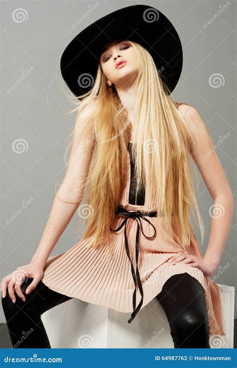 Blonde Vrouw Met Lang Mooi Haar En Rokerige Ogen In Een Hoed Stock Foto Image Of Hoed Mooi