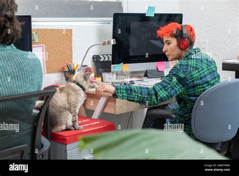 Junge Latina Frau Fotos Und Bildmaterial In Hoher Aufl Sung Alamy