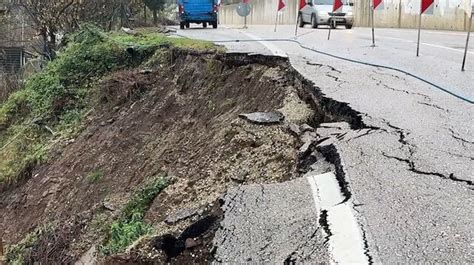 Bartın Kastamonu kara yolunun bir kısmında heyelan meydana geldi