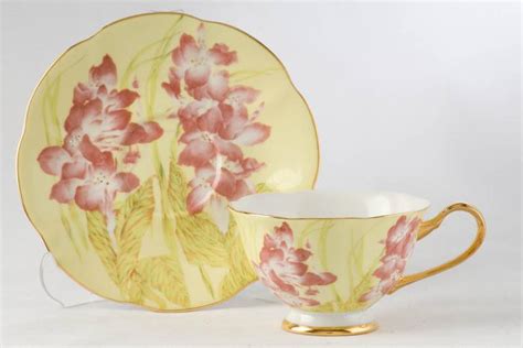 Чаши за чай или кафе костен порцелан с орхидеи.