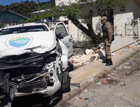 Despencou na Armação Caminhão sem freio desse ladeira e destrói muro e