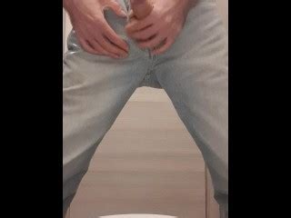 穿着蓝色牛仔裤和黑色t恤的年轻瘦小家伙在公共厕所里抽搐和射精 Pornhub Gay