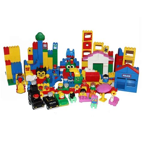 LOT DE LEGO DUPLO avec véhicules trains briques et personnages 3 500