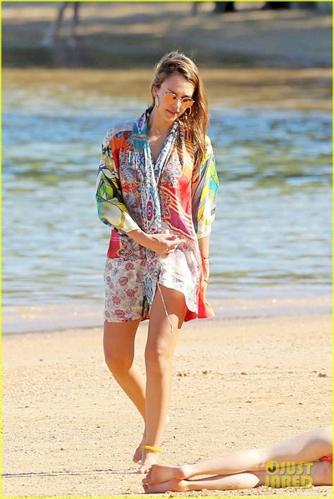 Jessica Alba Hits The Beach In A Bikini As She Ends Hawaiian Vacation Photo Bikini