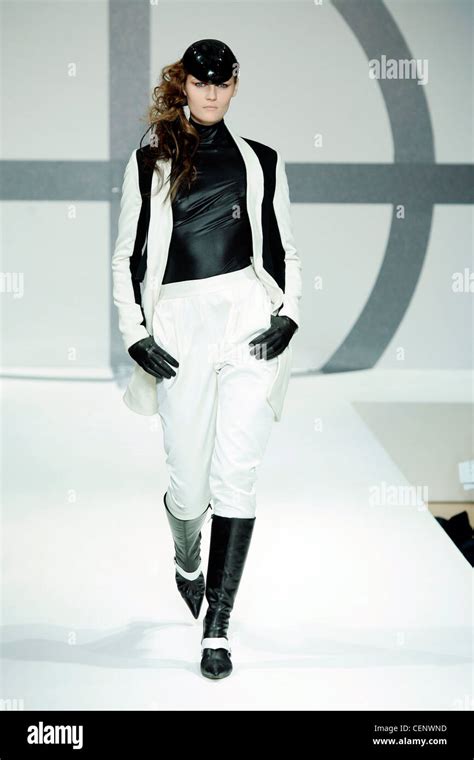 Tristan Webber London Ready To Wear Autumn Winter Blonde Female Model Weairng A Black And White