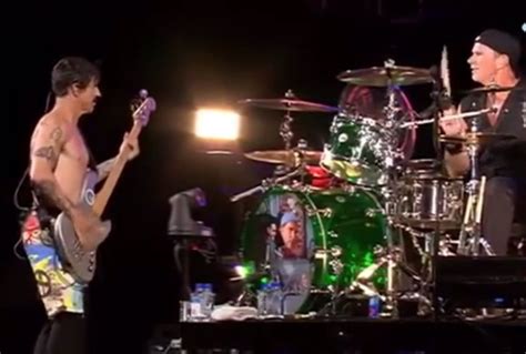 Red Hot Chili Peppers Improvisan En Un Concierto Con Anthony Kiedis Como Bajista