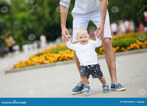 El Padre Ense A A Su Hijo A Caminar Imagen De Archivo Imagen De