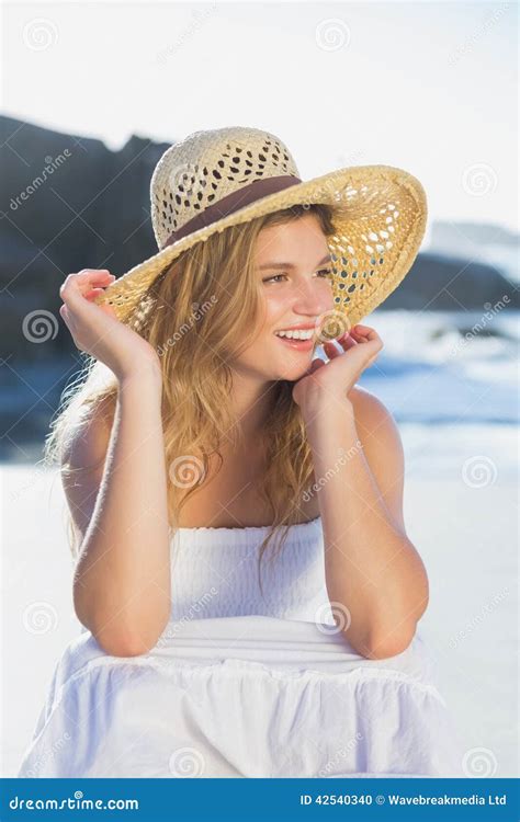 Belle Blonde De Sourire Dans Le Bain De Soleil Se Reposant Sur La Plage Photo Stock Image Du