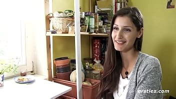 Estudiante alemana se masturba sensualmente frente a la cámara XVIDEOS