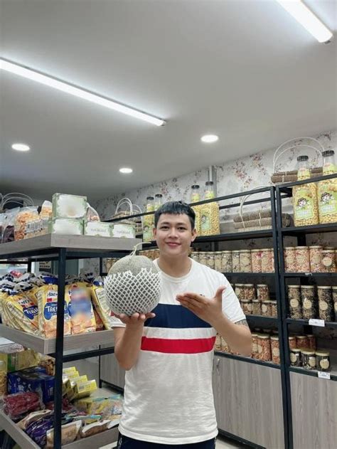 Cuộc sống của Hot boy trà sữa Lê Tấn Lợi sau 5 năm trở thành Quán quân Thách thức danh hài