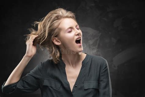 Belle Jeune Fille Blonde Avec La Coiffure En D Sordre Et Le Maquillage Nu Utilisant Une Chemise