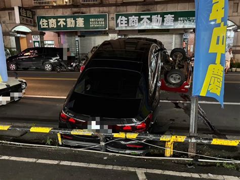 快訊宜蘭超市停車場嚴重車禍！黑車撞翻小紅還壓上去 傷亡人數曝