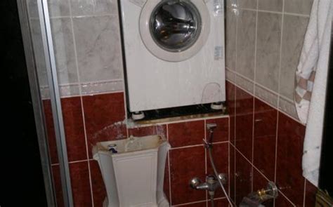 Пральна машина в туалеті над унітазом