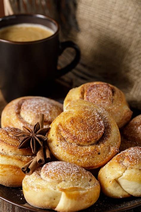 En Kopp Kaffe Med Kanelbulle Fotografering F R Bildbyr Er Bild Av