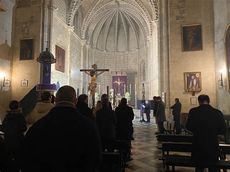 Cierre al Besamanos de la Virgen de las Lágrimas con la Corona Dolorosa