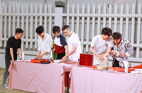 hot boy Người ấy là ai nắm tay kê đầu cực tình cảm trong tập đặc biệt