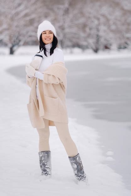 Une Belle Fille Dans Un Cardigan Beige Et Un Chapeau Blanc Avec Un