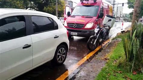 Gol e Honda CG se envolvem em colisão na Rua Antonina e piloto precisa