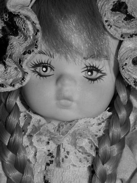 Plan Rapproché De Visage De La Poupée Blonde De Porcelaine Jouets De Cru En Noir Et Blanc Image
