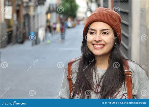 Mujer Latina Linda Que Sonr E En La Calle Imagen De Archivo Imagen De Casquillo Sombrero