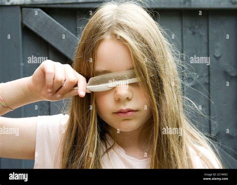 Visage Cach De Fille Blonde Banque De Photographies Et Dimages Haute R Solution Alamy