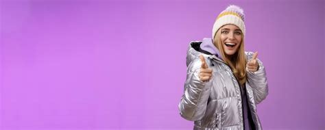 Quoi de neuf hey ami sympathique énergisé heureux souriant jolie fille blonde vérifiant la