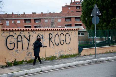 Gay Al Rogo Allinfernetto La Scritta Sul Muro Di Una Scuola Corriere Tv