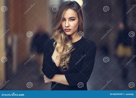 Mooie Blonde Russische Vrouw Op Stedelijke Achtergrond Stock Afbeelding Image Of Gezicht