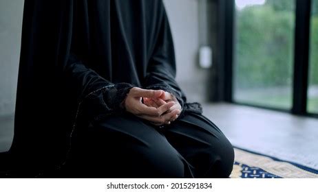 243 imágenes de Joven latina lee a oscuras Imágenes fotos y vectores de stock Shutterstock