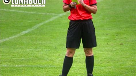 kontroversi penggunaan video assistant referee var  sepak bola