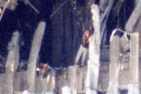 Люди падают с башен близнецов