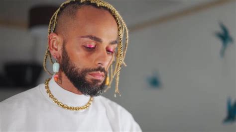 negro brasileño gay aplicando hacer arriba no binario andrógino chico 40340040 Vídeo de stock