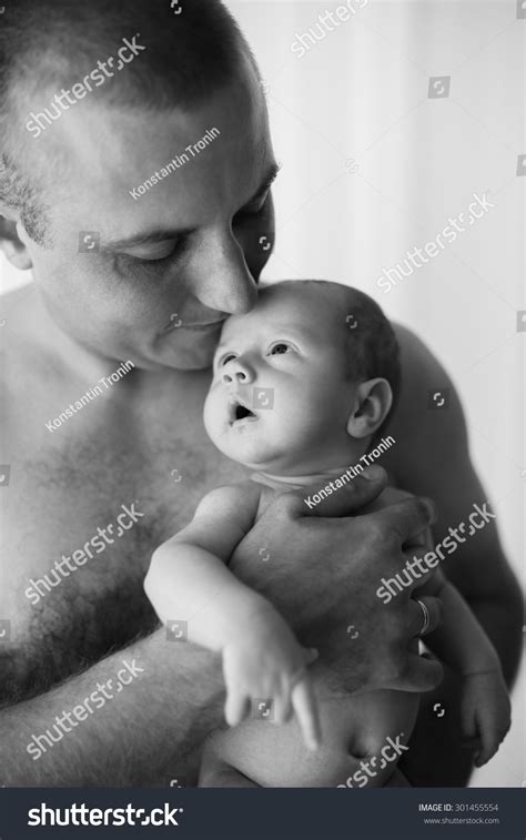 Nude Father Kissing His One Month 스톡 사진 301455554 Shutterstock