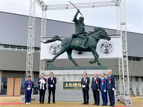 高さ7m超えの謙信公騎馬像が登場 謙信公武道館の開館1周年記念で - 上越タウンジャーナル
