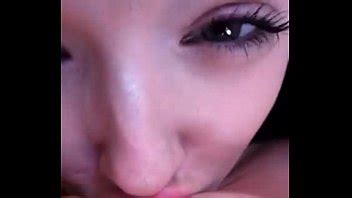 Joven rubia filmando con teléfono XVIDEOS