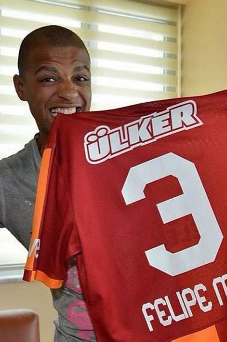 Felipe Melo troca a camisa 10 pela 3 após acertar permanência no