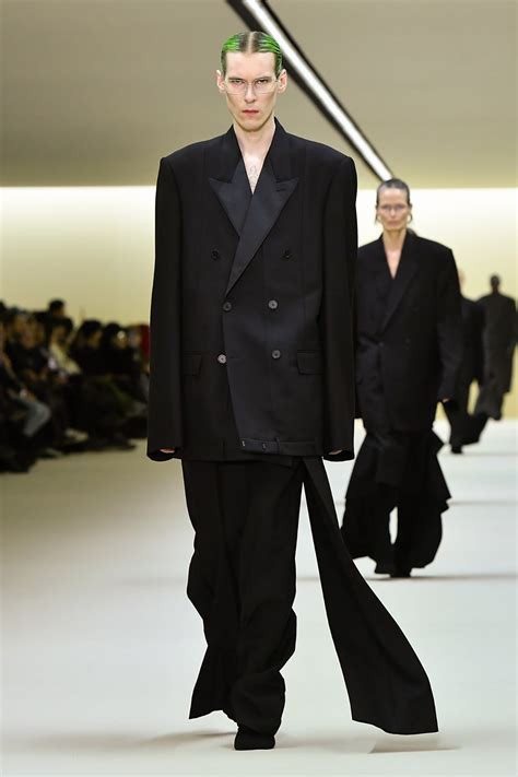 BALENCIAGA เปิดตัวเสื้อผ้าฤดูหนาว 2023 ที่สงบนิ่งมากกว่าครั้งไหนๆ