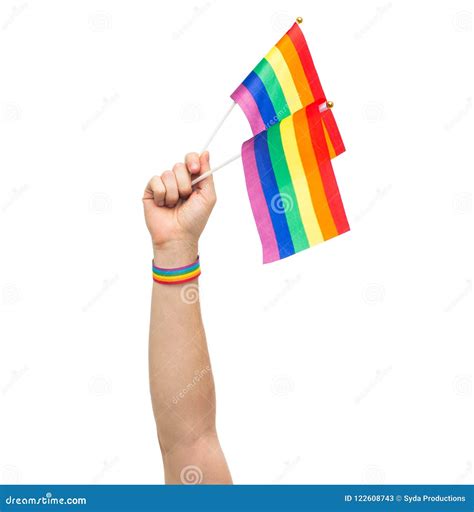 Mano Con Las Banderas Y Pulsera Del Arco Iris Del Orgullo Gay Imagen De Archivo Imagen De Mano