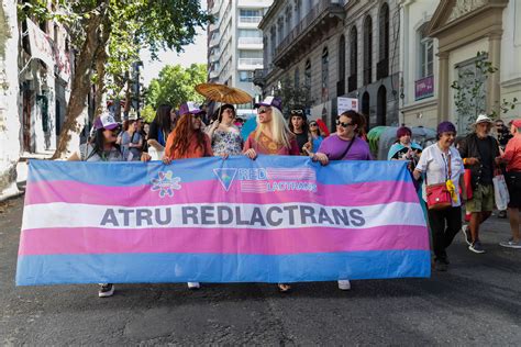 Argentina prohíbe los tratamientos y las cirugías de cambio de género