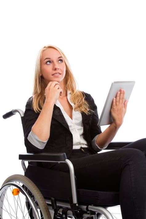 Fille Blonde S asseyant Dans Un Fauteuil Roulant Image stock Image du médical mobilité