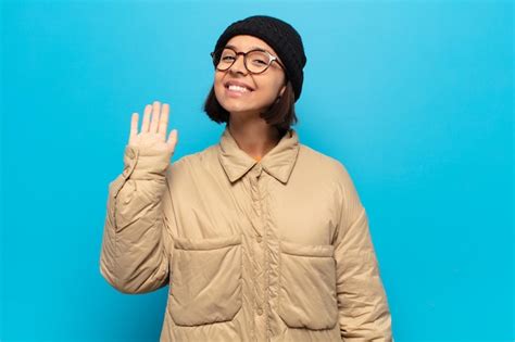 Jovem Mulher Latina Sorrindo Alegremente E Alegremente Acenando A M O Dando As Boas Vindas E