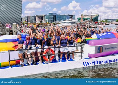 Desfile Del Orgullo Gay Lesbiana Gay Bisexual Transexual Y Aliados Lgbtq Con Disfraces