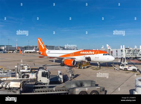 EasyJet Airbus A320 aircraft at Paris Charles de Gaulle Airport ...