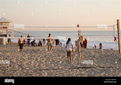 M Dchen Im Bikini Am Strand Volleyball Spielen Stockfotografie Alamy